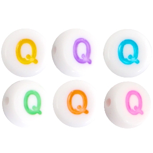 Abalorios alfabeto acr&iacute;lico letra Q multicolor-blanco