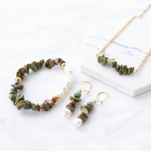 Preciosos pendientes, pulseras y collares con abalorios chips