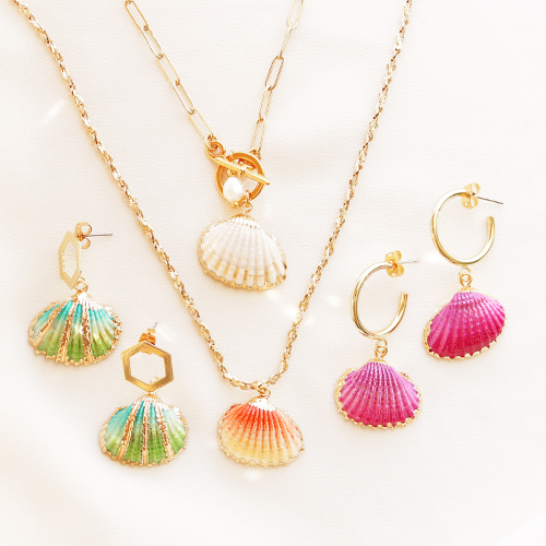 Collares y pendientes con la nueva colecci&oacute;n de colgantes concha: