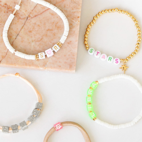 Crea estas fant&aacute;sticas pulseras con abalorios letras y del zodiaco: 