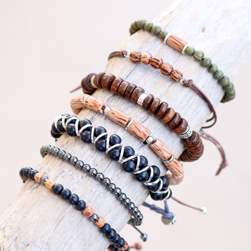 Ver aqu&iacute; c&oacute;mo hacer estas geniales pulseras con abalorios de madera: 