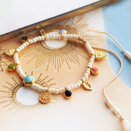 Aqu&iacute; descubre c&oacute;mo hacer joyer&iacute;a de moda con los abalorios, colgantes y entrepieza met&aacute;licas DQ