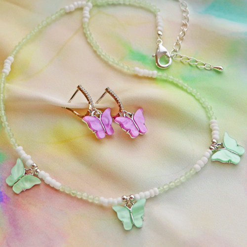 Crea tu propia joyer&iacute;a de verano con estos coloridos colgantes y entrepiezas de mariposa