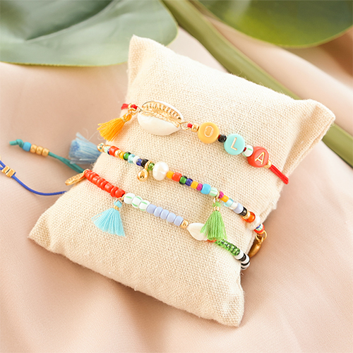 As&iacute; se incorporan las borlas a pulseras y cordones para gafas de sol