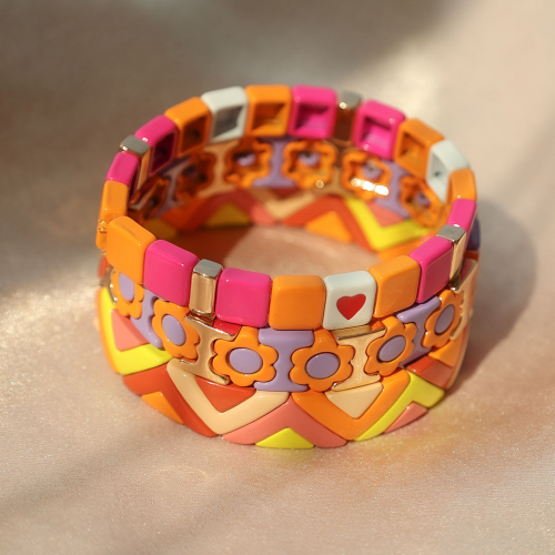 Ponte creativa con los abalorios Tile para crear las pulseras m&aacute;s lindas