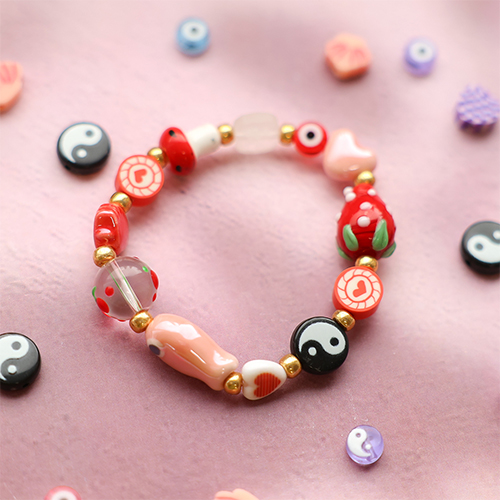 &iexcl;D&eacute;jate inspirar! Crea pulseras de abalorios con un toque alegre.