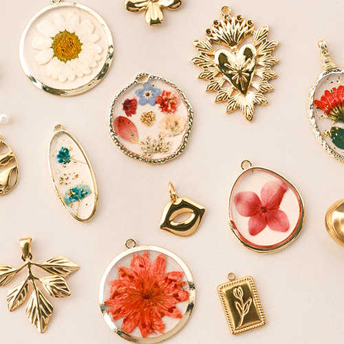 Crear joyas cl&aacute;sicas con colgantes de flores secas