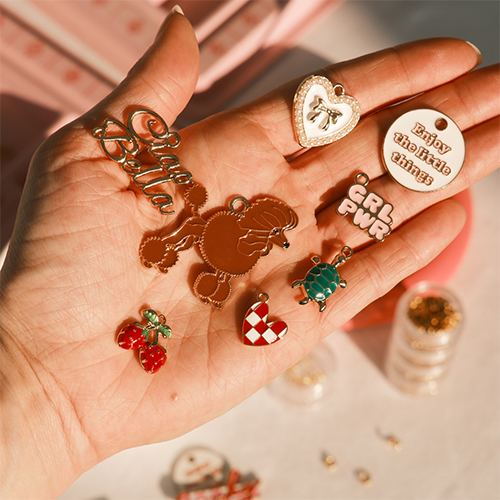 Crear joyas DIY con colgantes met&aacute;licos