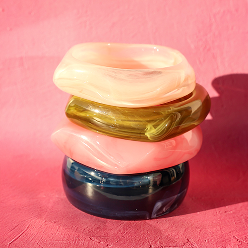 Pulseras bangle & broches: las piezas statement de la temporada