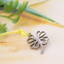 Moda veraniega: con pulseras tobilleras y pulseras de acero inoxidable