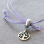 Moda veraniega: con pulseras tobilleras y pulseras de acero inoxidable