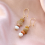 Preciosos pendientes, pulseras y collares con abalorios chips
