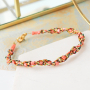 Elegantes pendientes y pulseras con los abalorios faceteados cubo