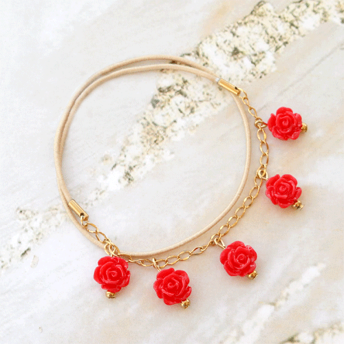 Crea bonitos brazaletes y anillos con los nuevos abalorios de rosas: