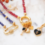 Estos pendientes, pulseras y collares los creas muy f&aacute;cil con los colgantes met&aacute;licos DQ: