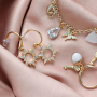 Pendientes y pulseras de tendencia con colgantes y entrepiezas con zirconia: