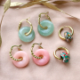 Estos bonitos pendientes y pulseras son f&aacute;ciles y r&aacute;pidos de hacer con los colgantes disco de piedra natural y las cuentas facetadas.   	 