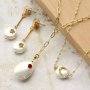 Manos a la obra y dise&ntilde;a joyer&iacute;a con conchas n&aacute;car brillante en combinaci&oacute;n con los elementos en lat&oacute;n con zirconia.