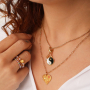 Ideas de joyas elegantes y modernas con colgantes y abalorios met&aacute;licos DQ