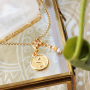 Ideas de joyas elegantes y modernas con colgantes y abalorios met&aacute;licos DQ