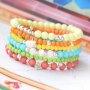 Crea pulseras de colores con abalorios acr&iacute;licos.