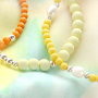 Crea pulseras de colores con abalorios acr&iacute;licos.