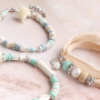 Crea pulseras y collares veraniegos con diversos abalorios de cer&aacute;mica DQ Griegos
