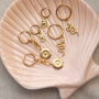 Inspiraci&oacute;n para crear joyer&iacute;a de tendencia con colgantes de acero inoxidable.