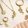 Inspiraci&oacute;n para crear joyer&iacute;a de tendencia con colgantes de acero inoxidable.