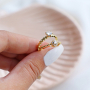 Ponte creativa con los anillos con esmalte