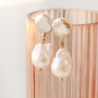 Cree hermosas joyas con perlas de agua dulce; elegantes elementos de acero inoxidable y robustos cierres.