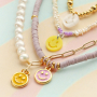 Haz maravillas con estos colgantes smiley de moda en plexx y metal DQ