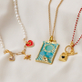 Crea alegres joyas con estos colgantes y cierres de moda