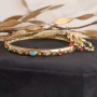 Ponte creativo con los colgantes y las pulseras de esmalte
