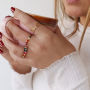 Preciosos anillos con las piedras naturales faceteadas de imitaci&oacute;n