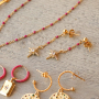 Utiliza estos colgantes met&aacute;licos de lat&oacute;n en todas tus joyas