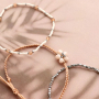 Elegante colecci&oacute;n de pulseras con abalorios hematita