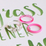 Combina varios anillos para un look elegante