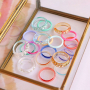 Combina varios anillos para un look elegante