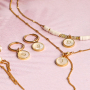 Cree joyer&iacute;a personalizada con colgantes de acero inoxidable y concha