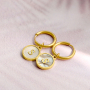 Cree joyer&iacute;a personalizada con colgantes de acero inoxidable y concha