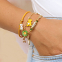 Joyer&iacute;a atractiva con colgantes y abalorios met&aacute;licos de lat&oacute;n