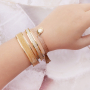 Manos a la obra con las pulseras y la cinta el&aacute;stica