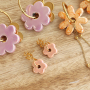 Manos a la obra con las flores de cer&aacute;mica DQ griega para joyer&iacute;a elegante