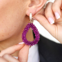 C&oacute;mo incorporar colgantes faceteados a unos pendientes de moda