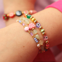 &iexcl;D&eacute;jate inspirar! Crea pulseras de abalorios con un toque alegre.