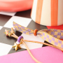 Crea coloridas pulseras con abalorios de cierre deslizante con esmalte