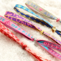 Crea pulseras, llaveros y regalos &uacute;nicos con cintas con texto