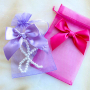 Crea regalos &uacute;nicos con bolsos de organza y adornos decorativos