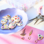 Crea un collar con colgantes met&aacute;licos funky con esmalte